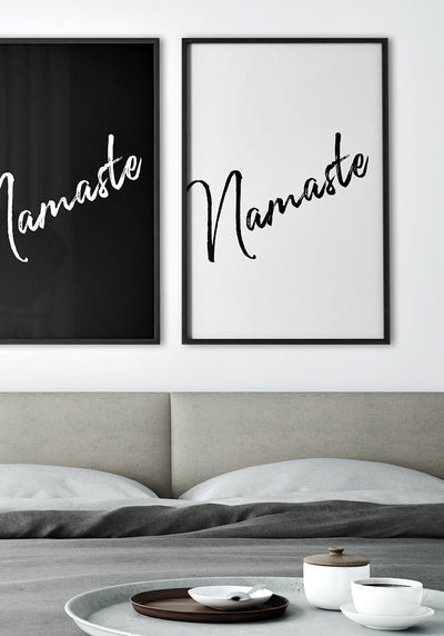 Namaste Typografie Poster schwarz auf weiß über dem Bett