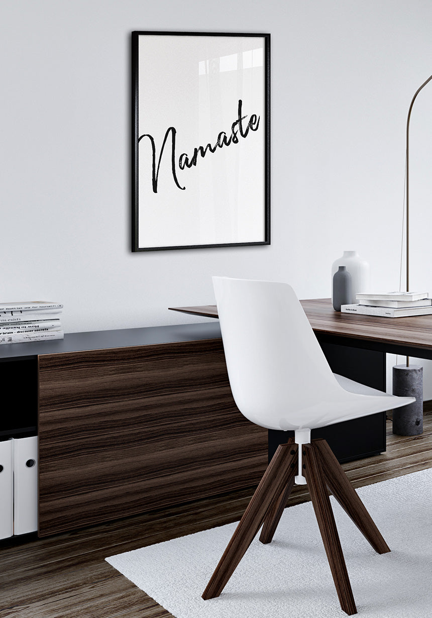 Namaste Typografie Poster schwarz auf weiß im Büro