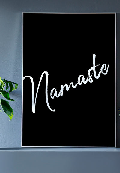 Namaste Yoga Poster weiß auf schwarz im Rahmen