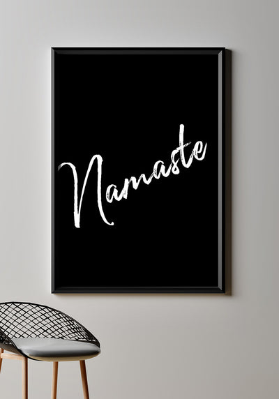 Namaste Yoga Poster weiß auf schwarz an Wand