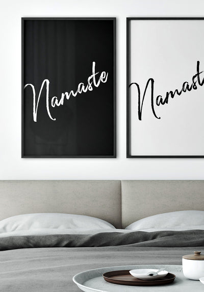 Namaste Yoga Poster weiß auf schwarz über Bett