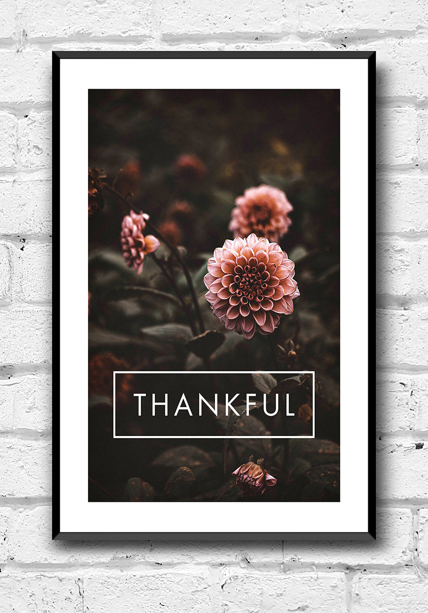 Thankful Poster mit Blumen an weißer Wand