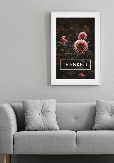 Thankful Poster mit Blumen über grauem Sofa