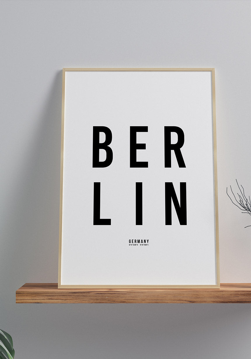 Berlin Typografie Poster schwarz weiß auf Regal