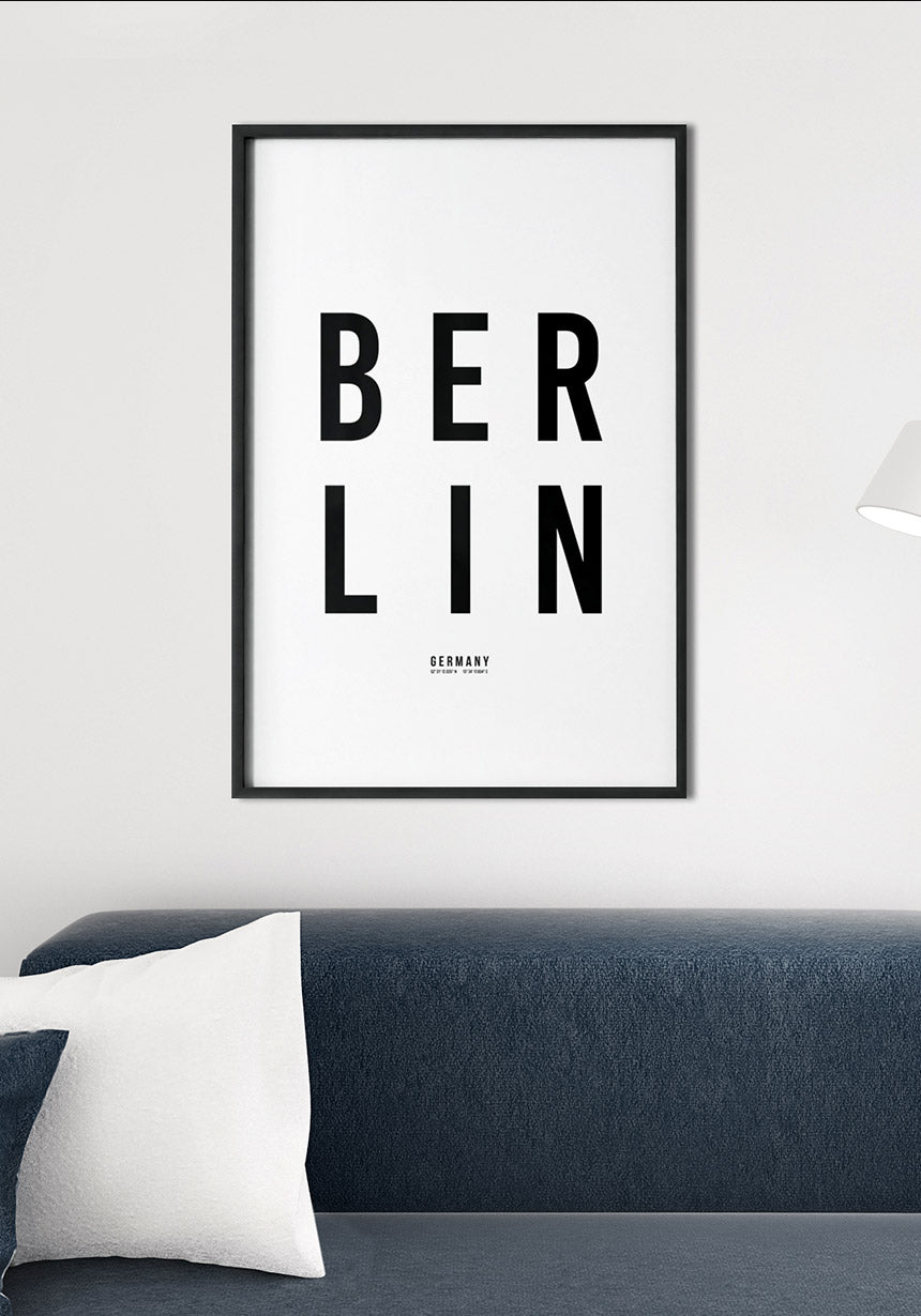 Berlin Typografie Poster schwarz weiß über Sofa