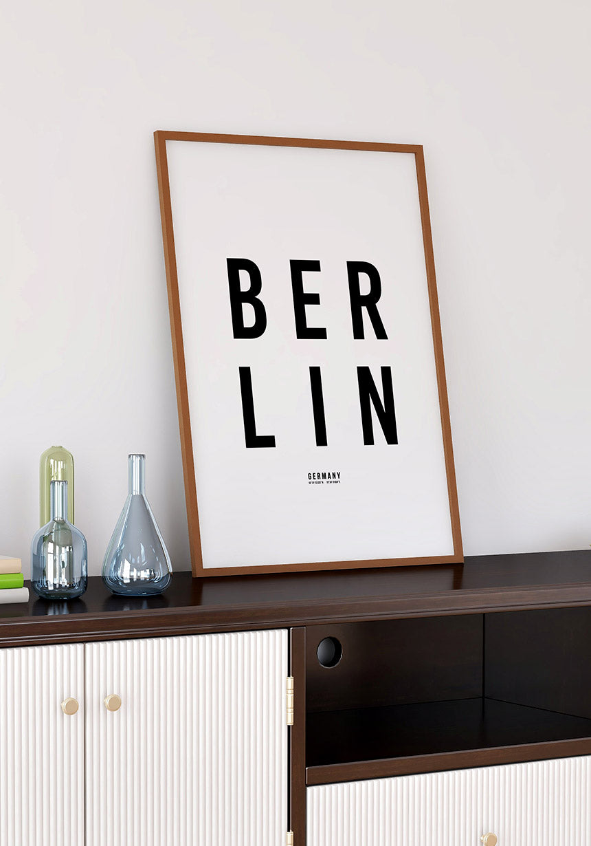 Berlin Typografie Poster schwarz weiß im Büro