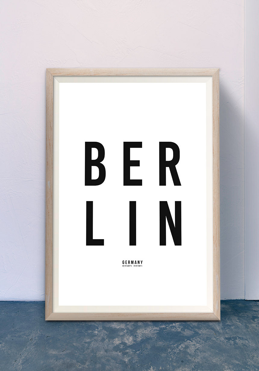 Berlin Typografie Poster schwarz weiß im Flur