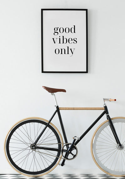 schwarz-weiß good vibes only Poster über Fahrrad