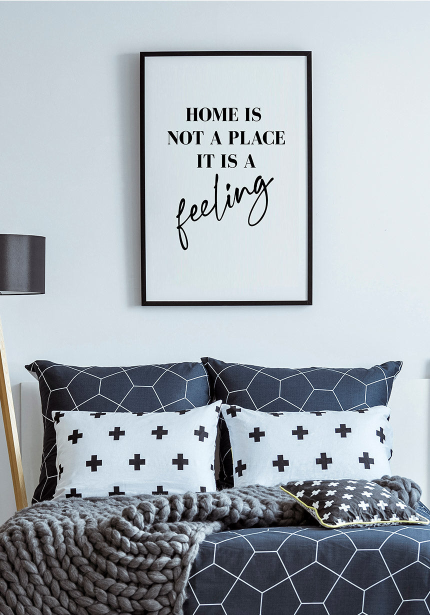 Home is not a place it is a feeling Typografie Poster im Rahmen