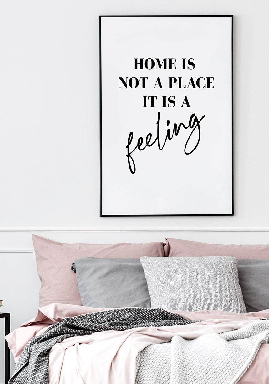 Home is not a place it is a feeling Typografie Poster über Bett