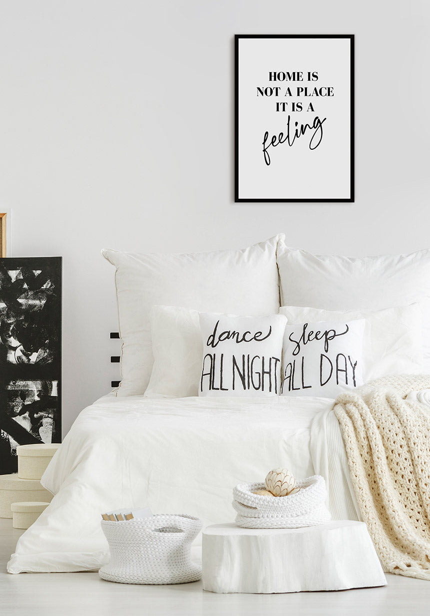 Home is not a place it is a feeling Typografie Poster über Bett