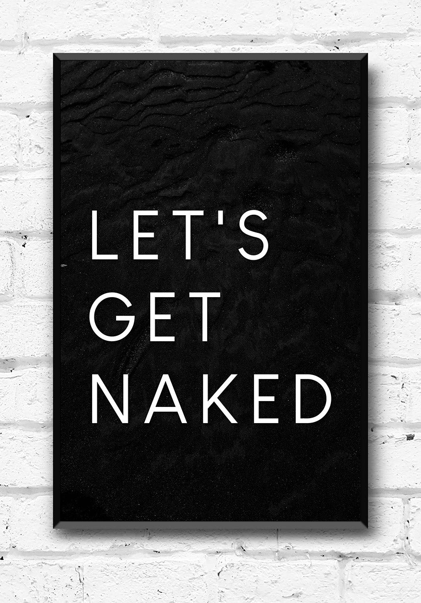 typografie-Poster lets get naked auf schwarz auf weißer Wand