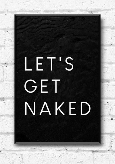 typografie-Poster lets get naked auf schwarz auf weißer Wand