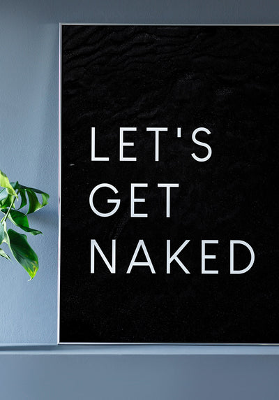 typografie-Poster lets get naked auf schwarz im Rahmen