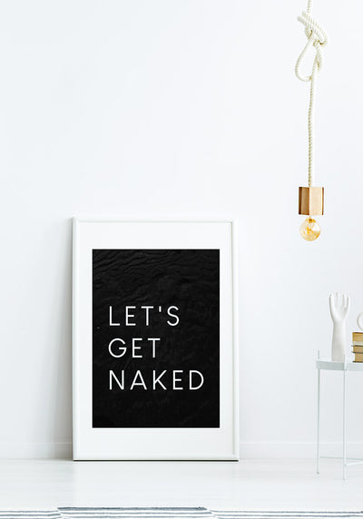 typografie-Poster lets get naked auf schwarz im Wohnzimmer