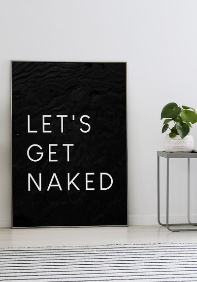 typografie-Poster lets get naked auf schwarz am Boden