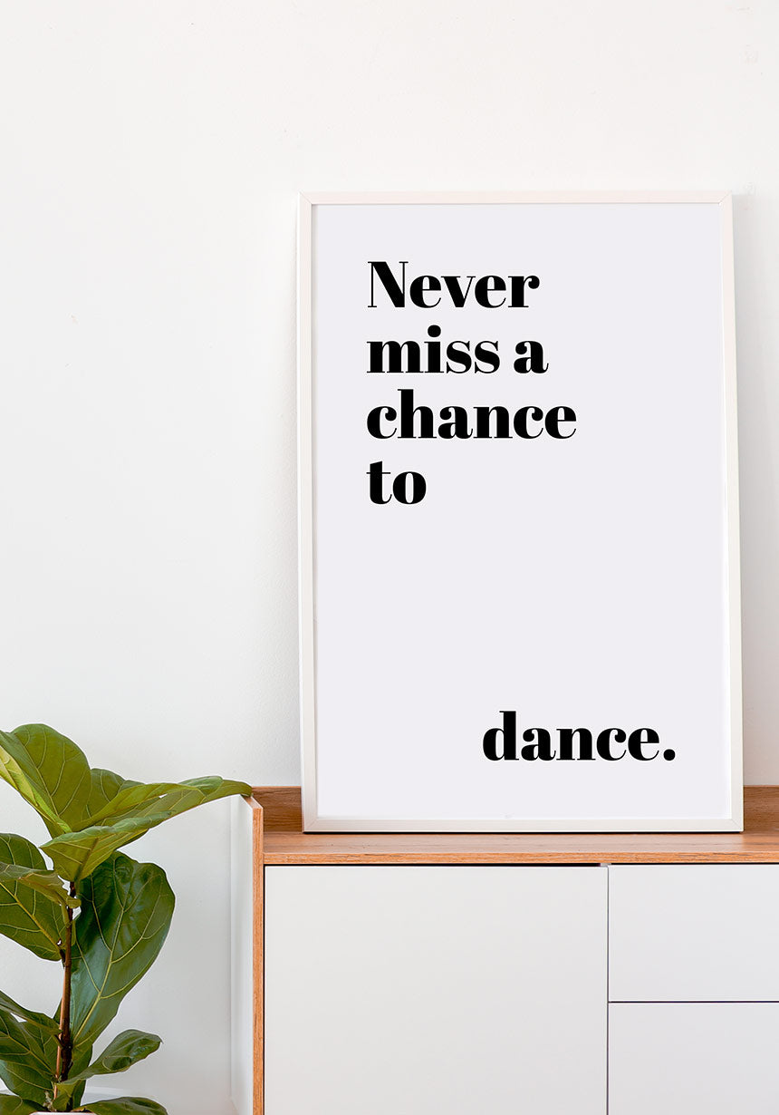 typografie Poster never miss a chance to dance im Rahmen