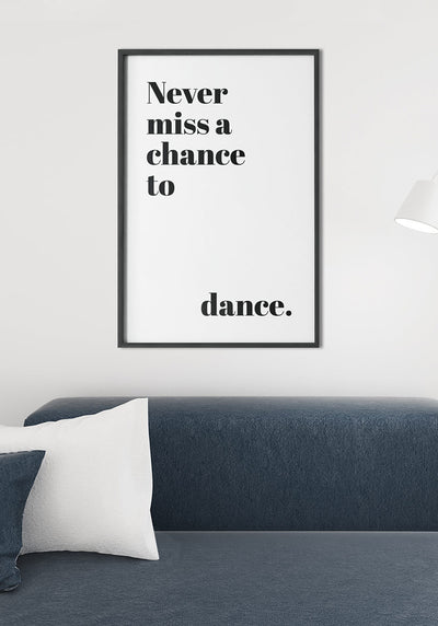 typografie Poster never miss a chance to dance über Sofa