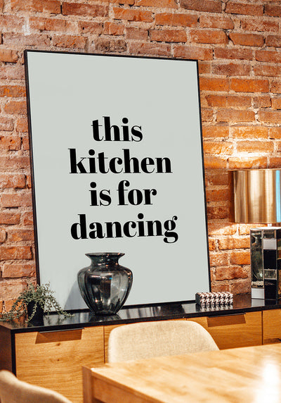 typografie Poster this kitchen is for dancing vor Backsteinwand