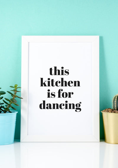 typografie Poster this kitchen is for dancing im Rahmen