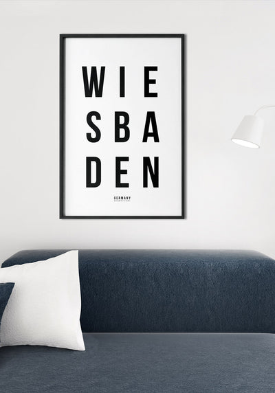 Wiesbaden Typografie Poster schwarz weiß über Sofa