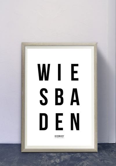 Wiesbaden Typografie Poster schwarz weiß im Flur