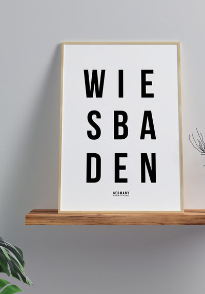 Wiesbaden Typografie Poster schwarz weiß auf Regal