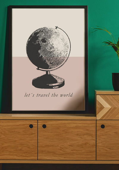 Vintage Poster Globus travel the world auf Sideboard
